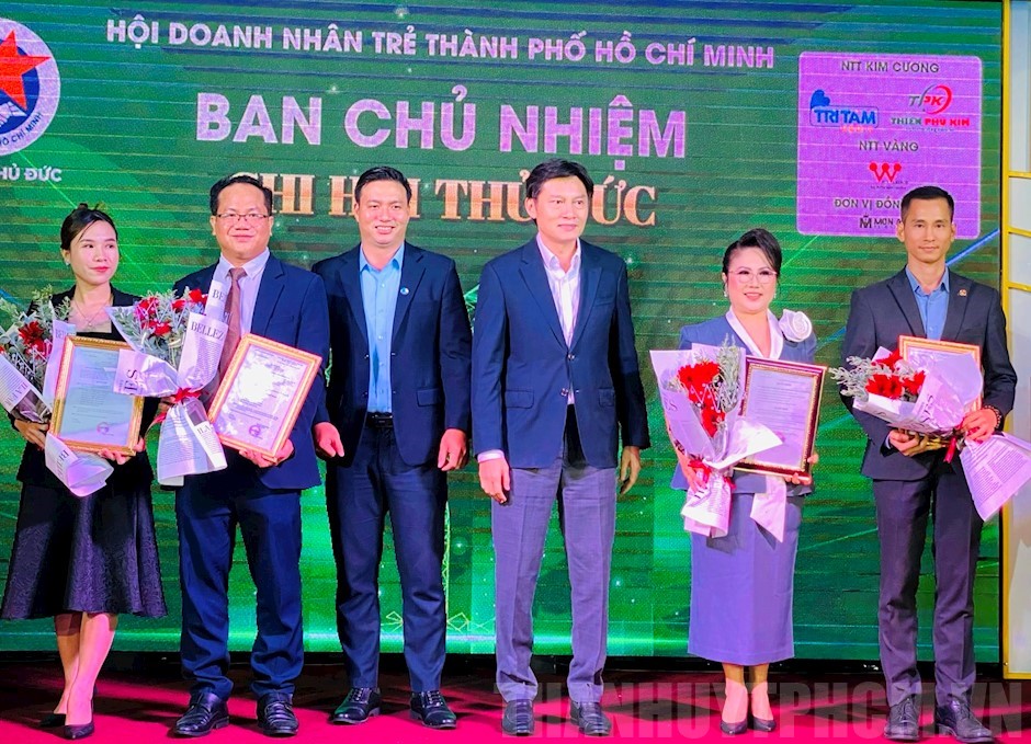 ban%20chu%20nhiem%20chi%20hoi%20thu%20duc.jpg